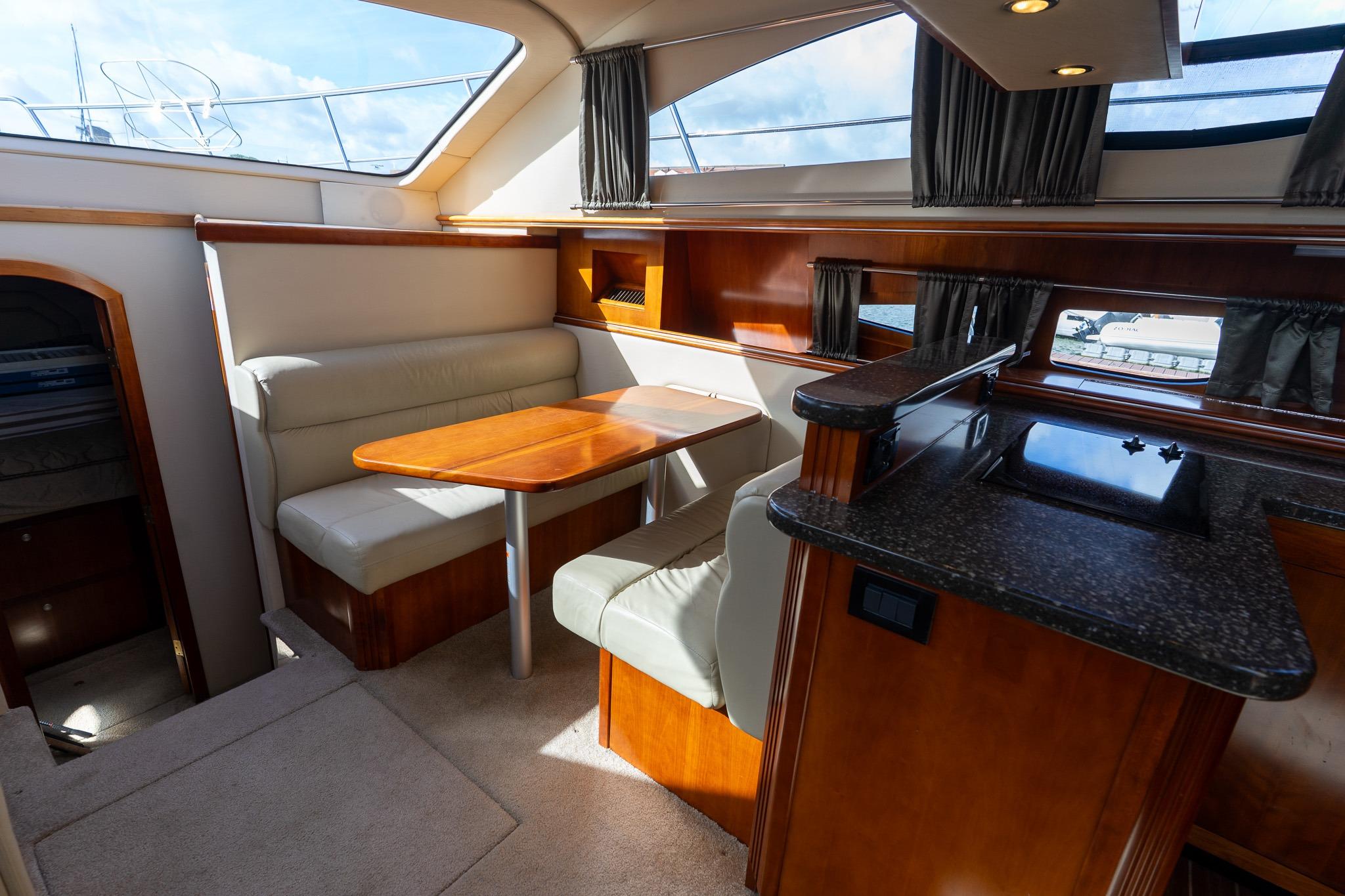 Cruisers Yachts 415 Express Motoryacht