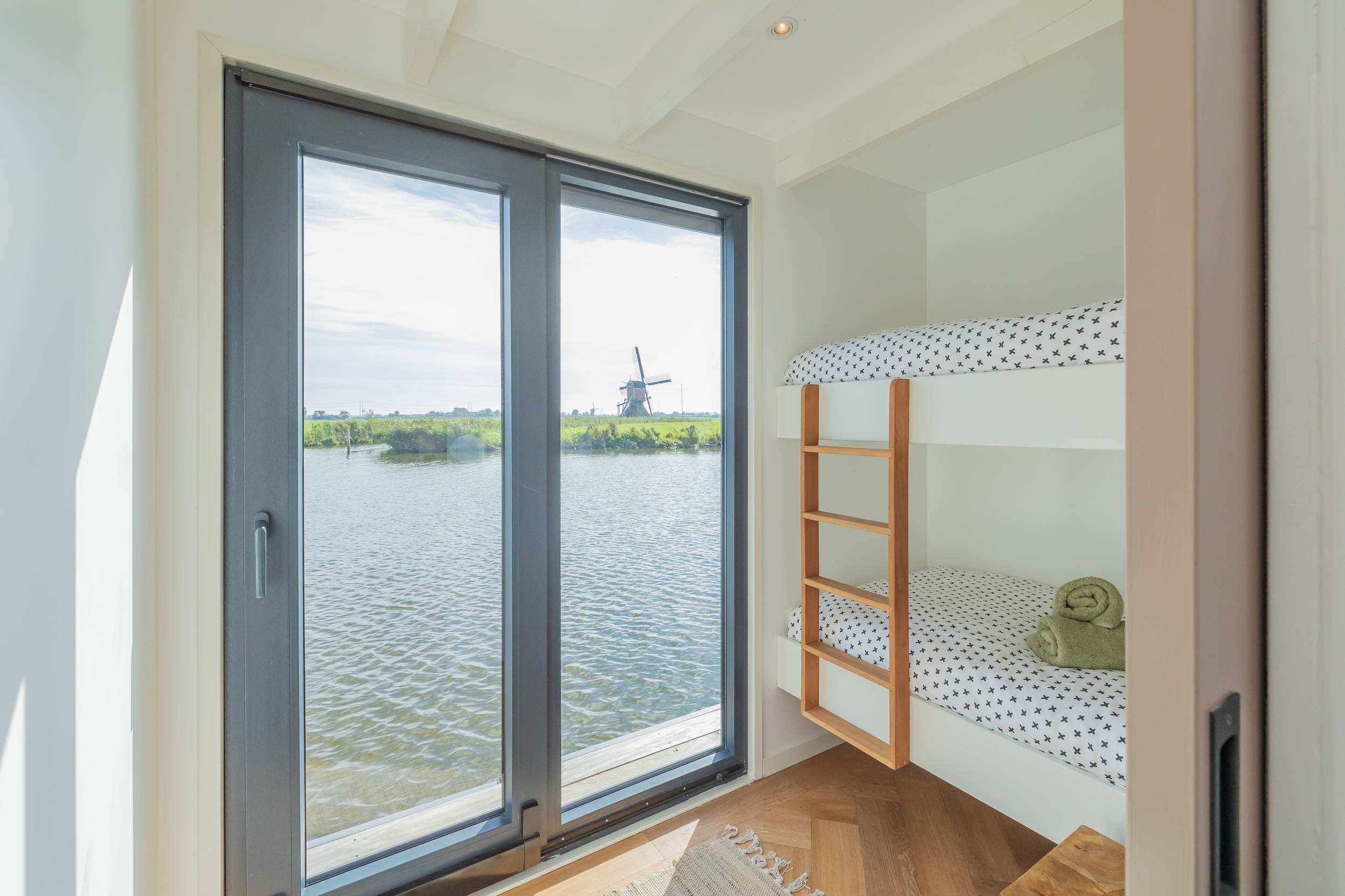 Surla (met Tender) Houseboat 15 Volledig Elektrisch With Charter