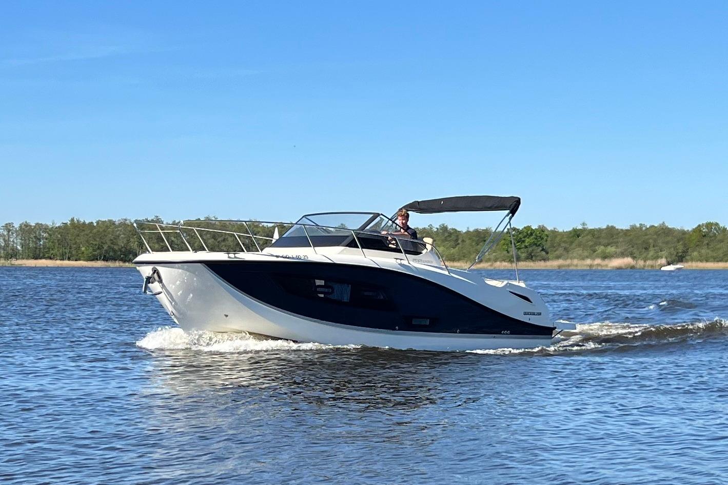Quicksilver Activ 875 Sundeck