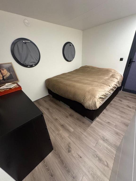 La Mare Houseboat Apartboat XL - Sauna - Hottub - Maasbommel