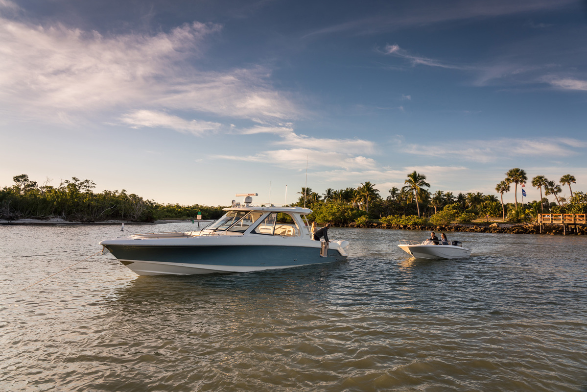 Boston Whaler 380 Realm