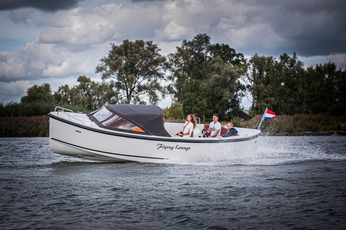 Maxima Boats 750 Flying Lounge