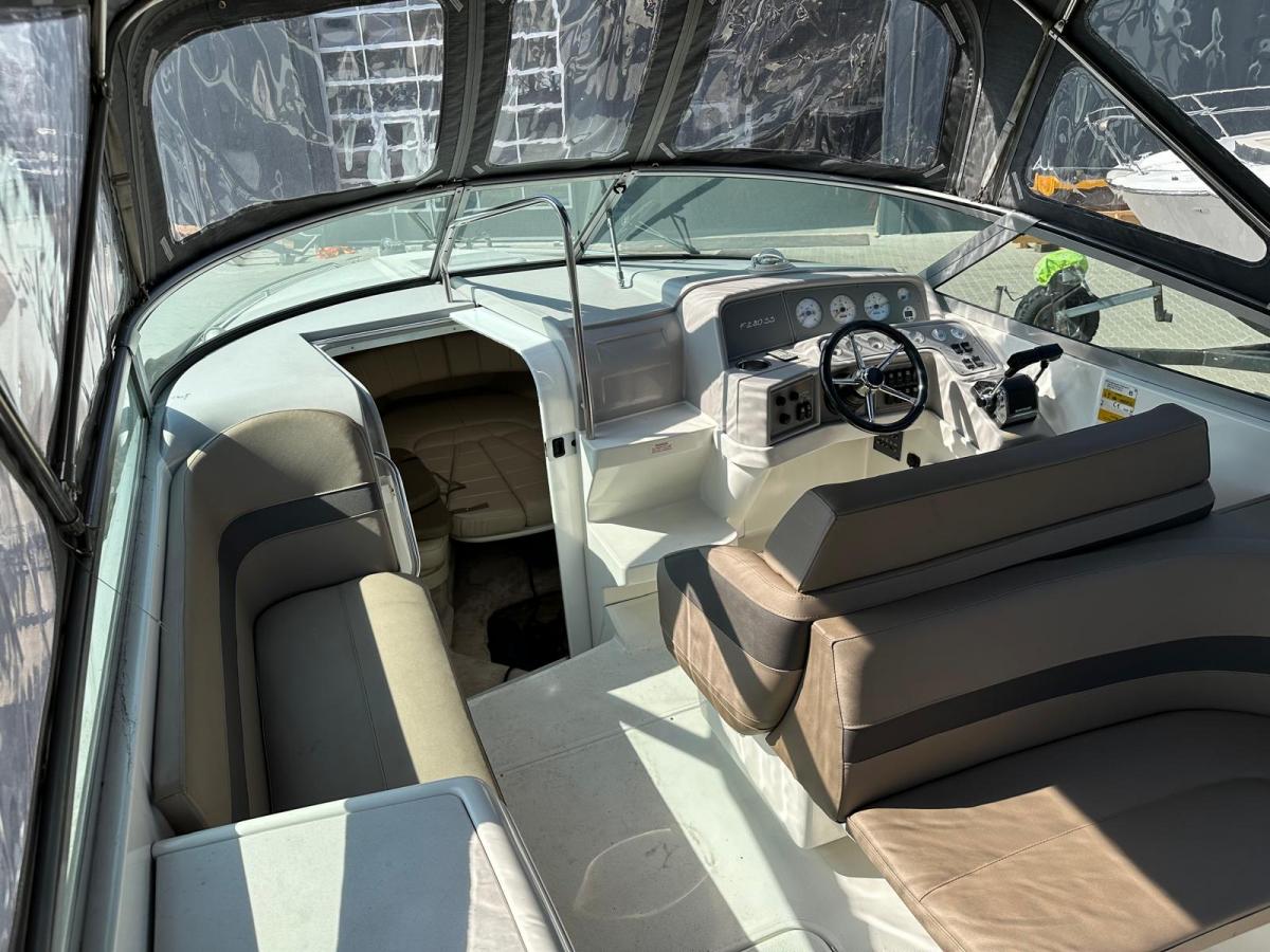 Formula F-280 SS Cuddy cabin