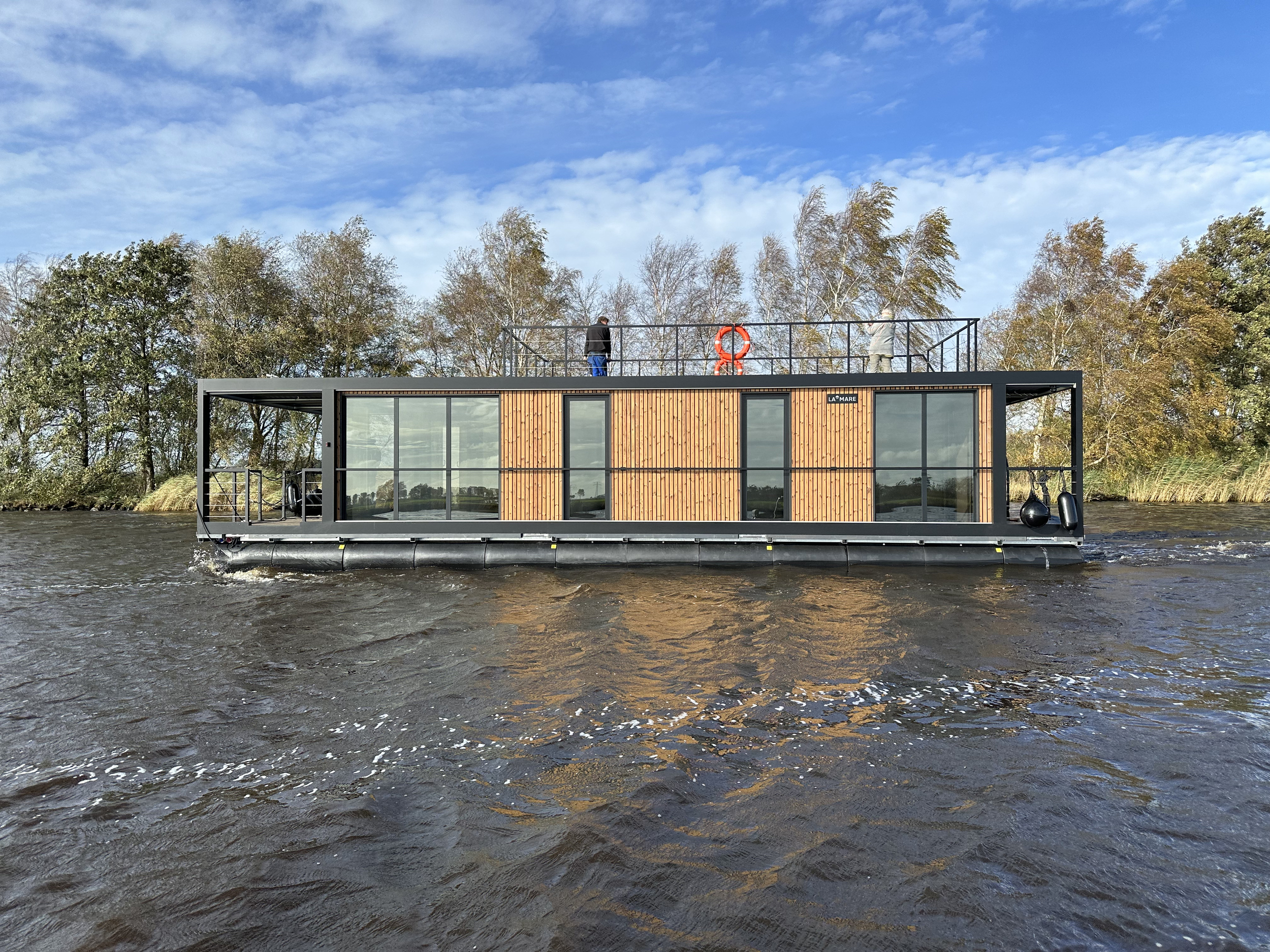 La Mare Houseboat Modern 15 NEW La Mare Houseboat Modern 15 NEW