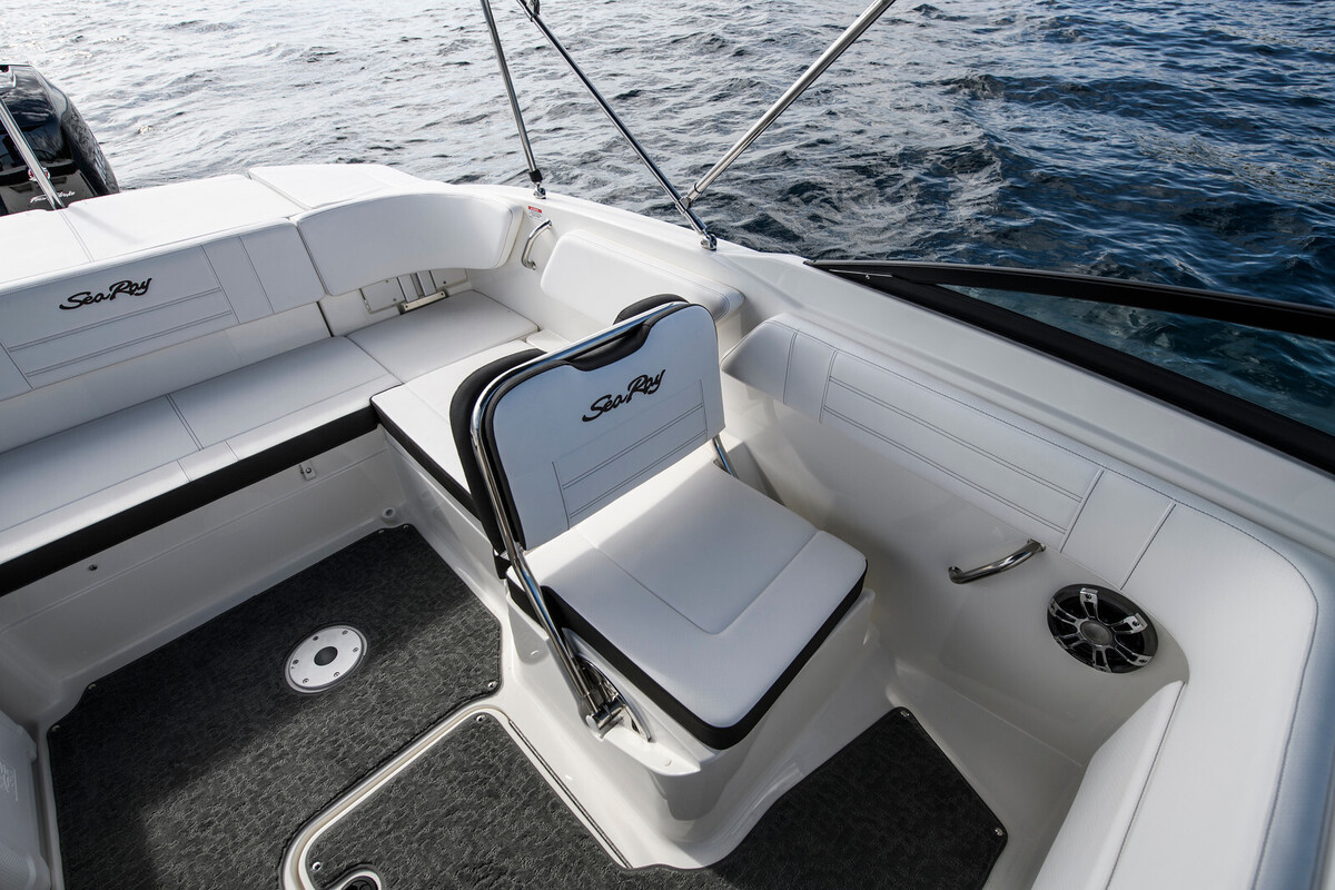 Sea Ray SPX 210 Outboard