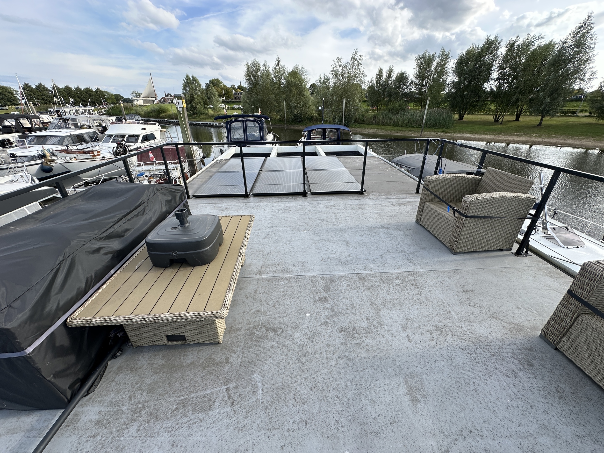 La Mare Houseboat Modern 12