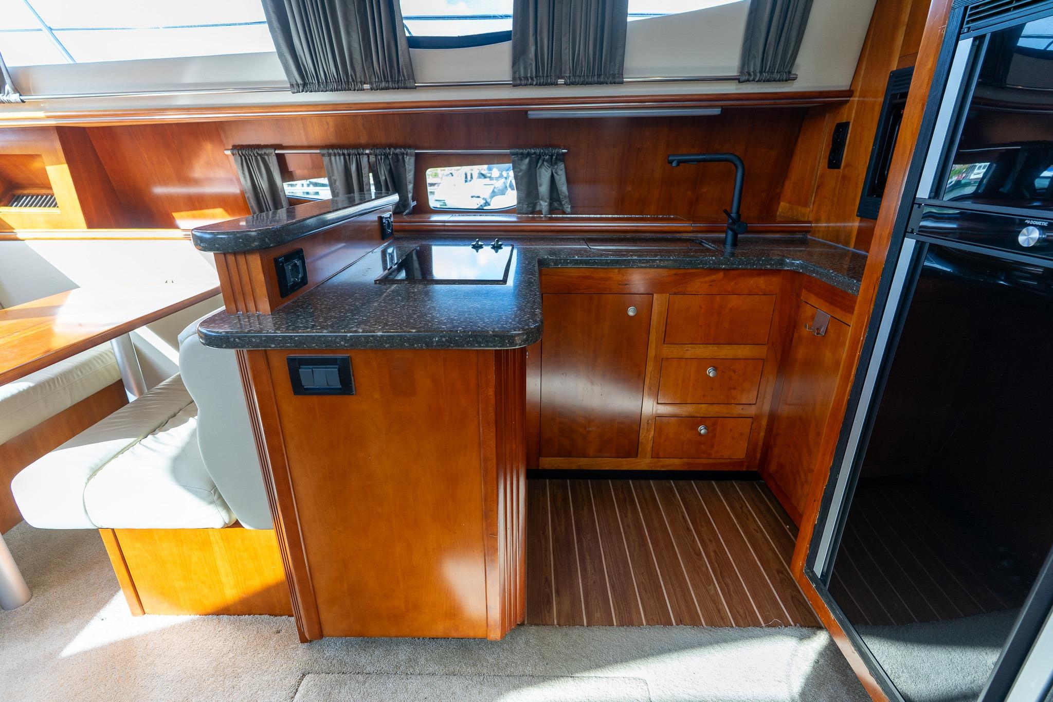 Cruisers Yachts 415 Express Motoryacht