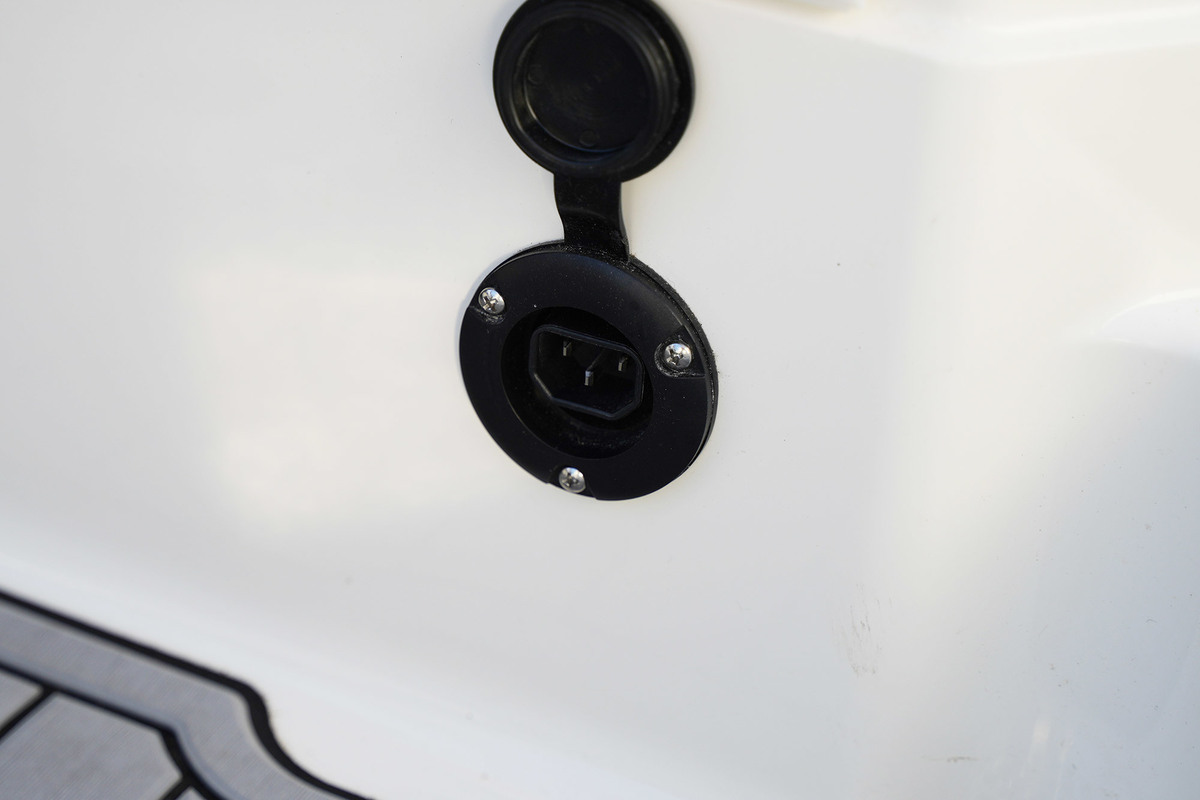 Sea Ray SPX 230 Outboard