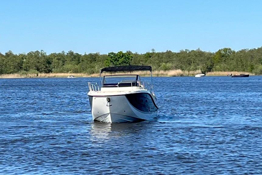 Quicksilver Activ 875 Sundeck