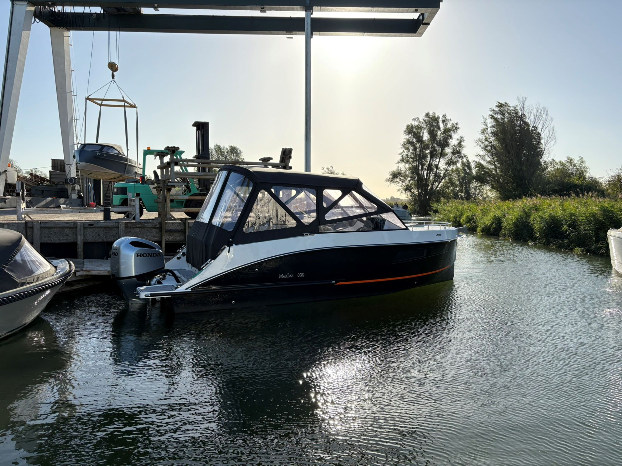 Maxima Boats 800 Cabin zwart - wit met Honda 250 pk op voorraad!
