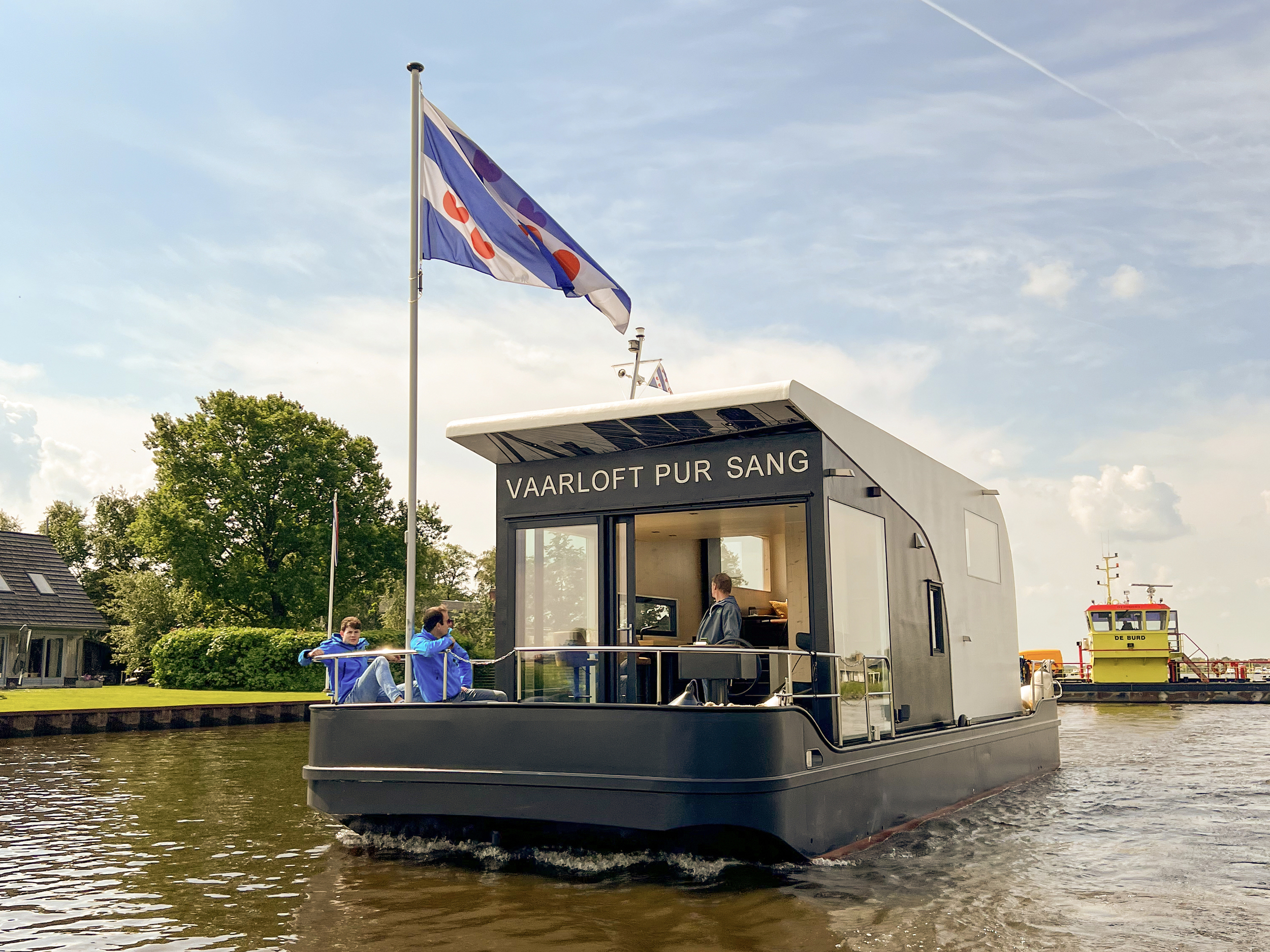HOMESHIP VaarLoft Volledig Elektrische Houseboat HOMESHIP VaarLoft Volledig Elektrische Houseboat