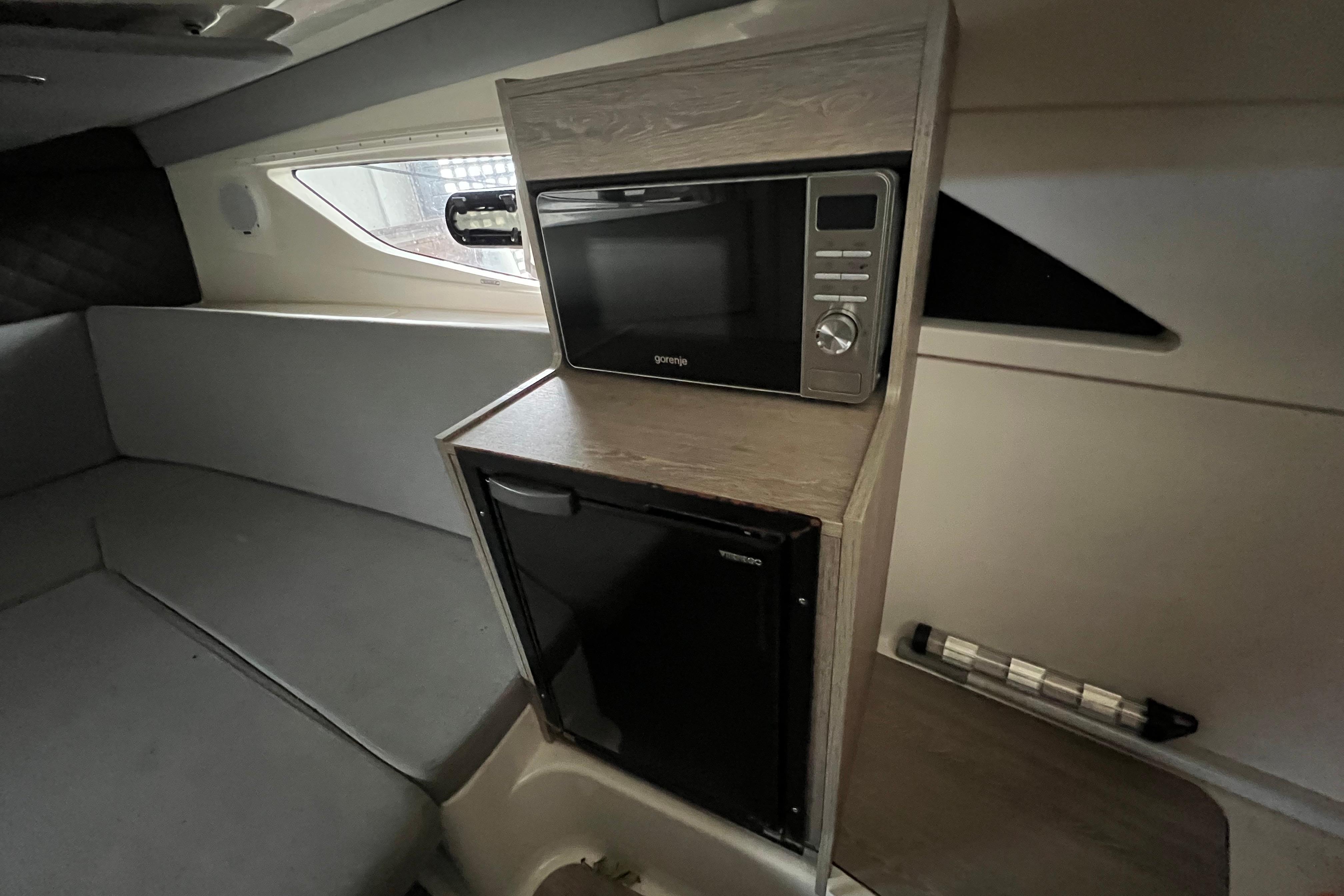 Quicksilver Activ 875 Sundeck