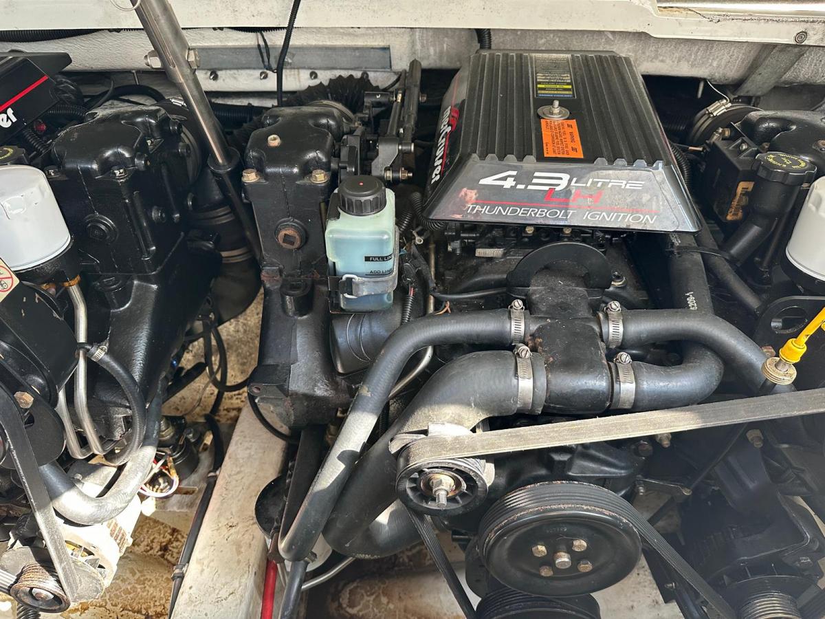 Formula F-280 SS Cuddy cabin