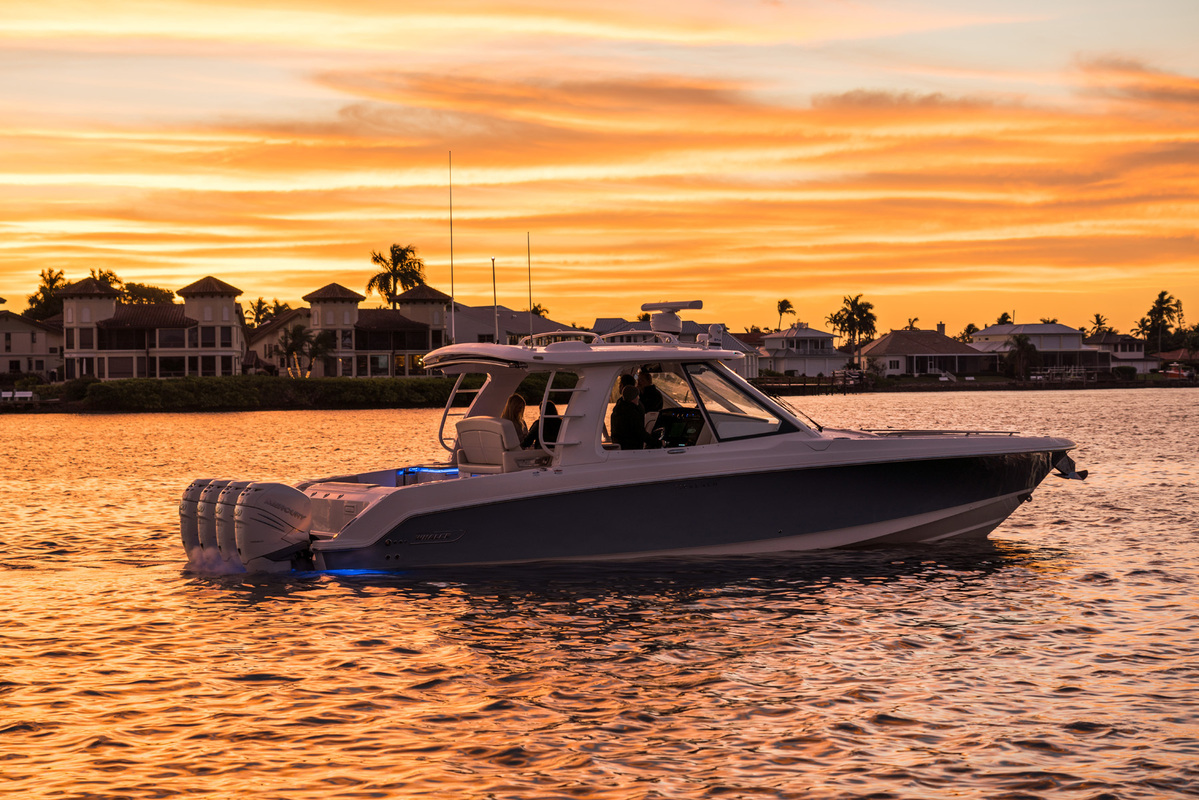 Boston Whaler 380 Realm