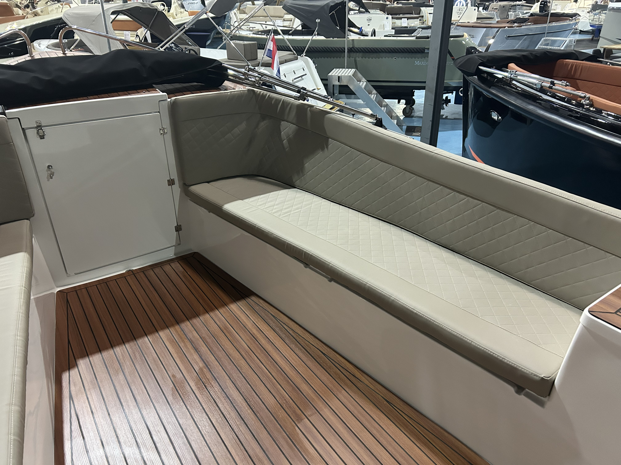 Maxima Boats 750 Flying Lounge RAL 7030 op voorraad