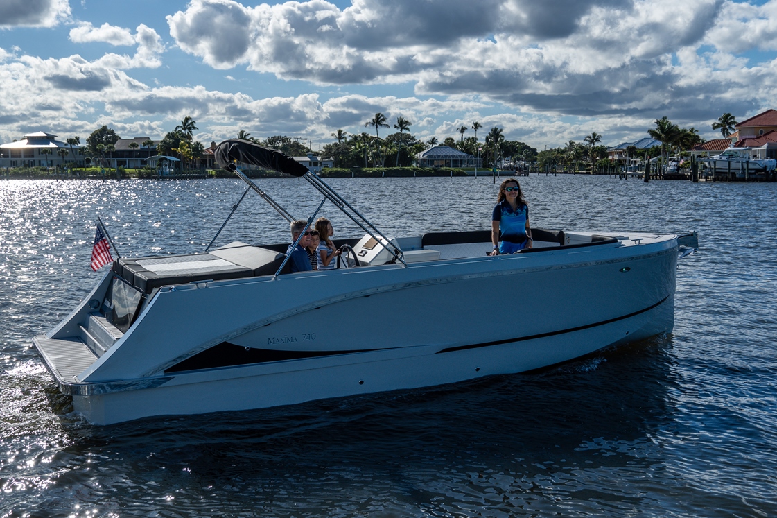 Maxima Boats 740
