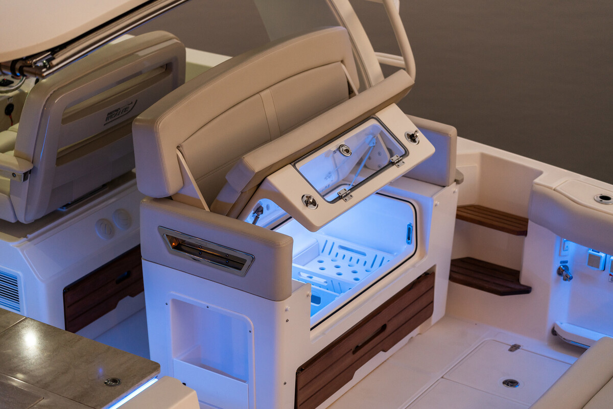 Boston Whaler 380 Realm