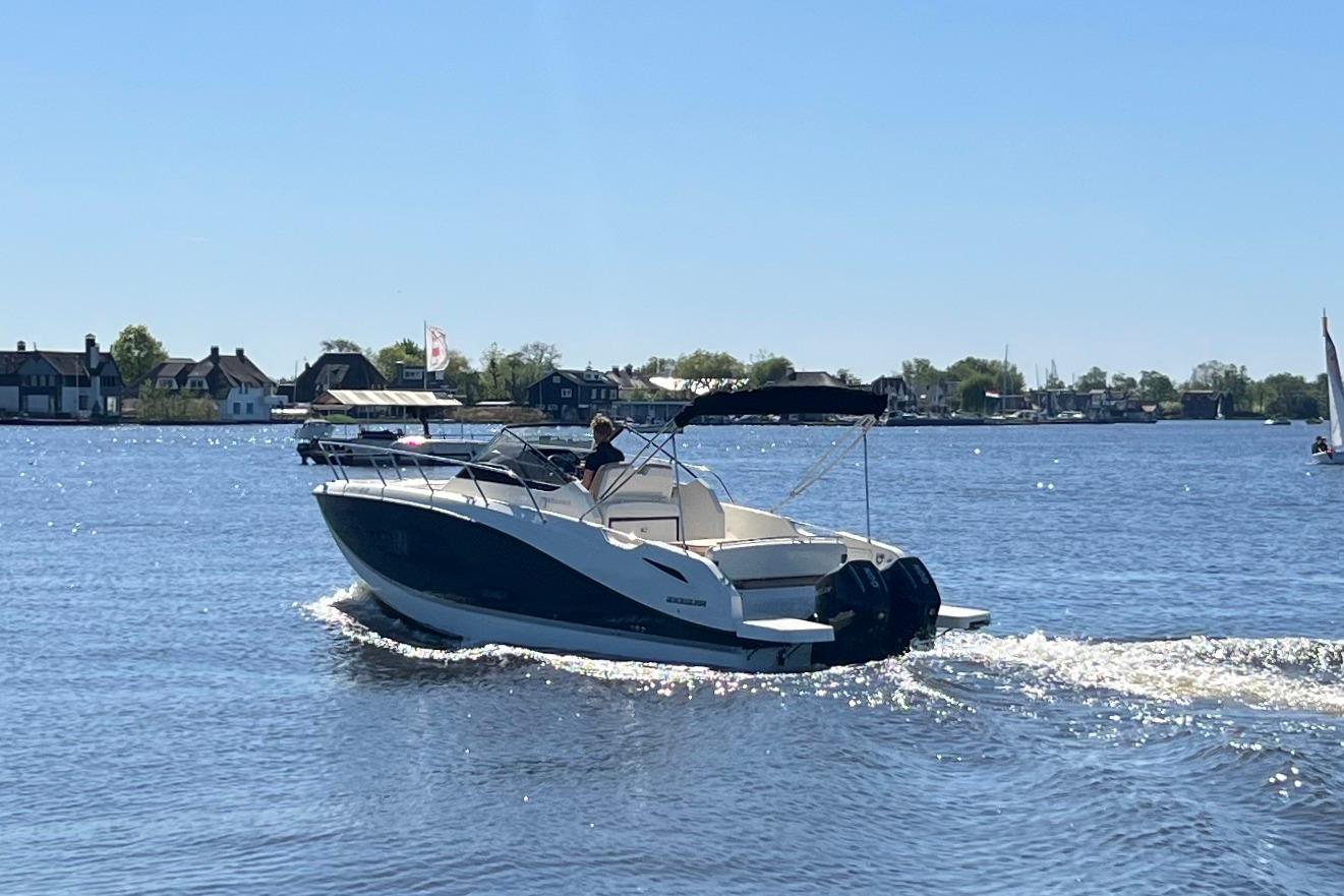 Quicksilver Activ 875 Sundeck