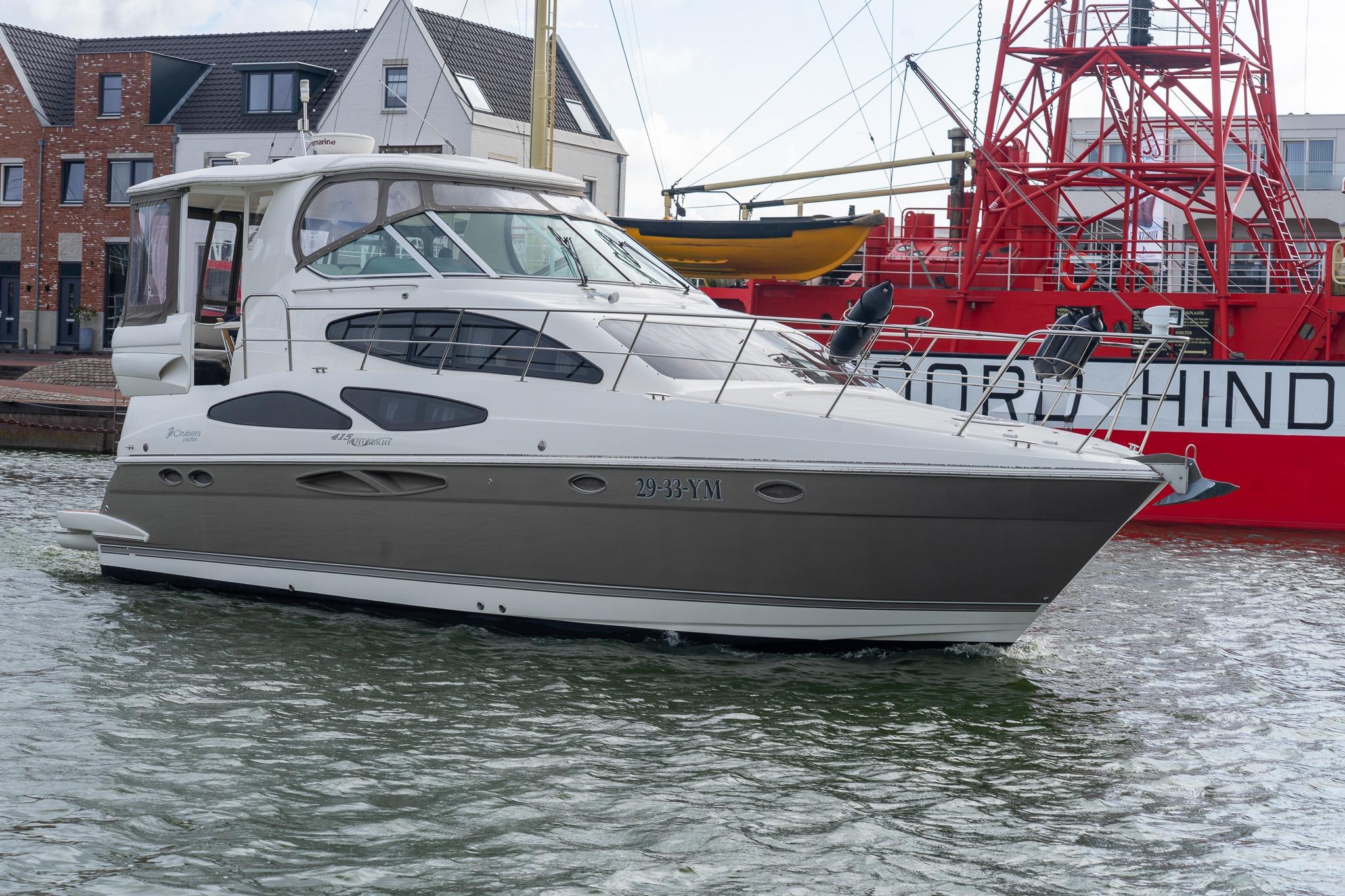 Cruisers Yachts 415 Express Motoryacht