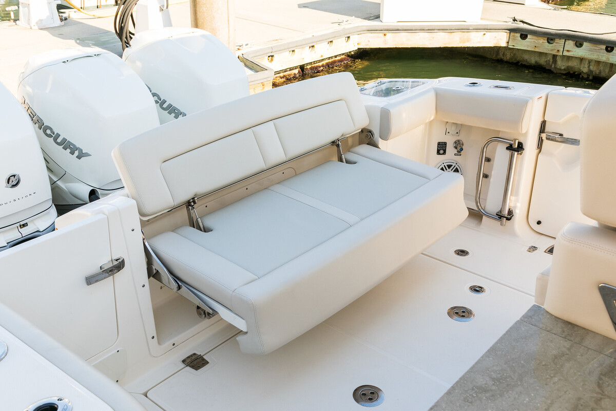 Boston Whaler 350 Realm