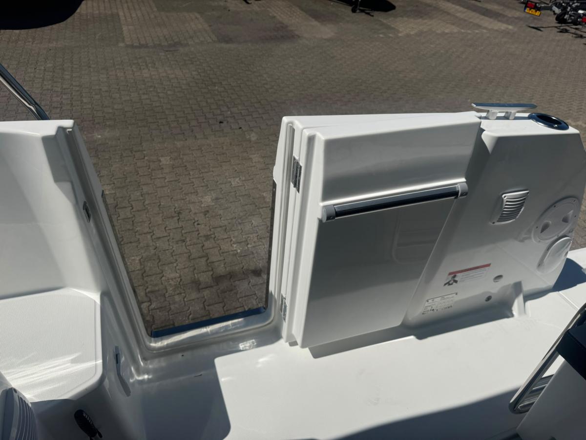 Jeanneau Merry Fisher 895 serie 2. Dit schip is aanwezig op de Yamaha stand van hiswa te water 2026.
