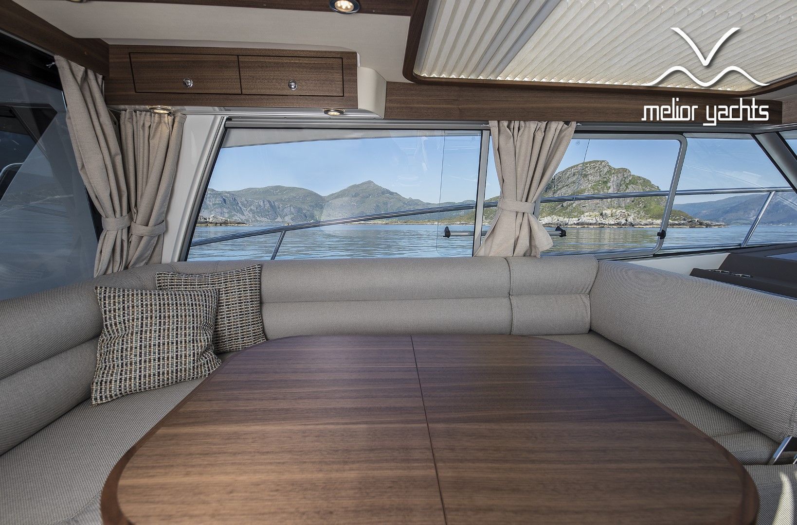 Saga 385 - Edition Walnut Interior