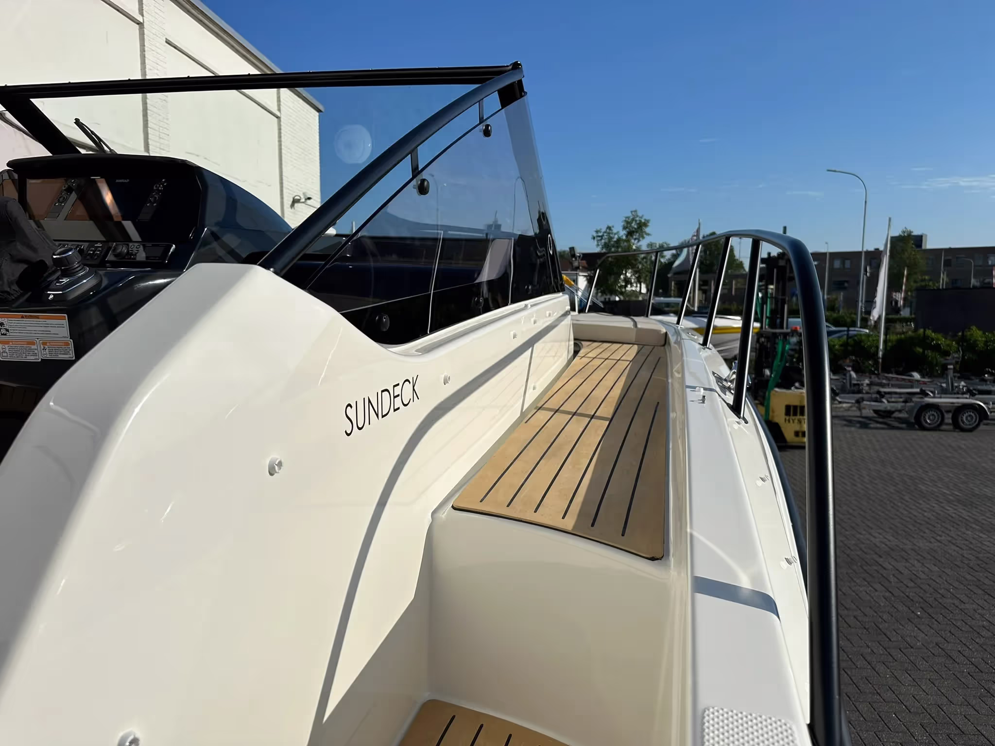 Quicksilver 875 Sundeck