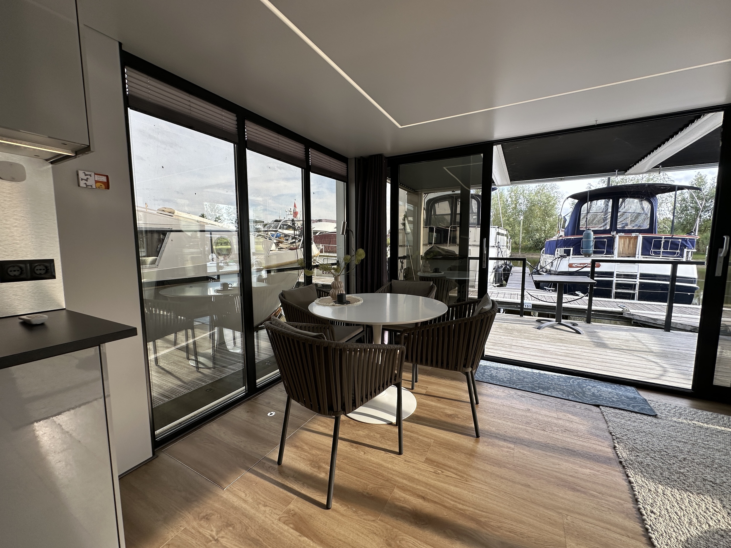 La Mare Houseboat Modern 12
