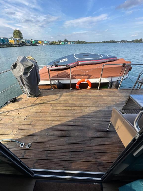 La Mare Houseboat Apartboat XL - Sauna - Hottub - Maasbommel