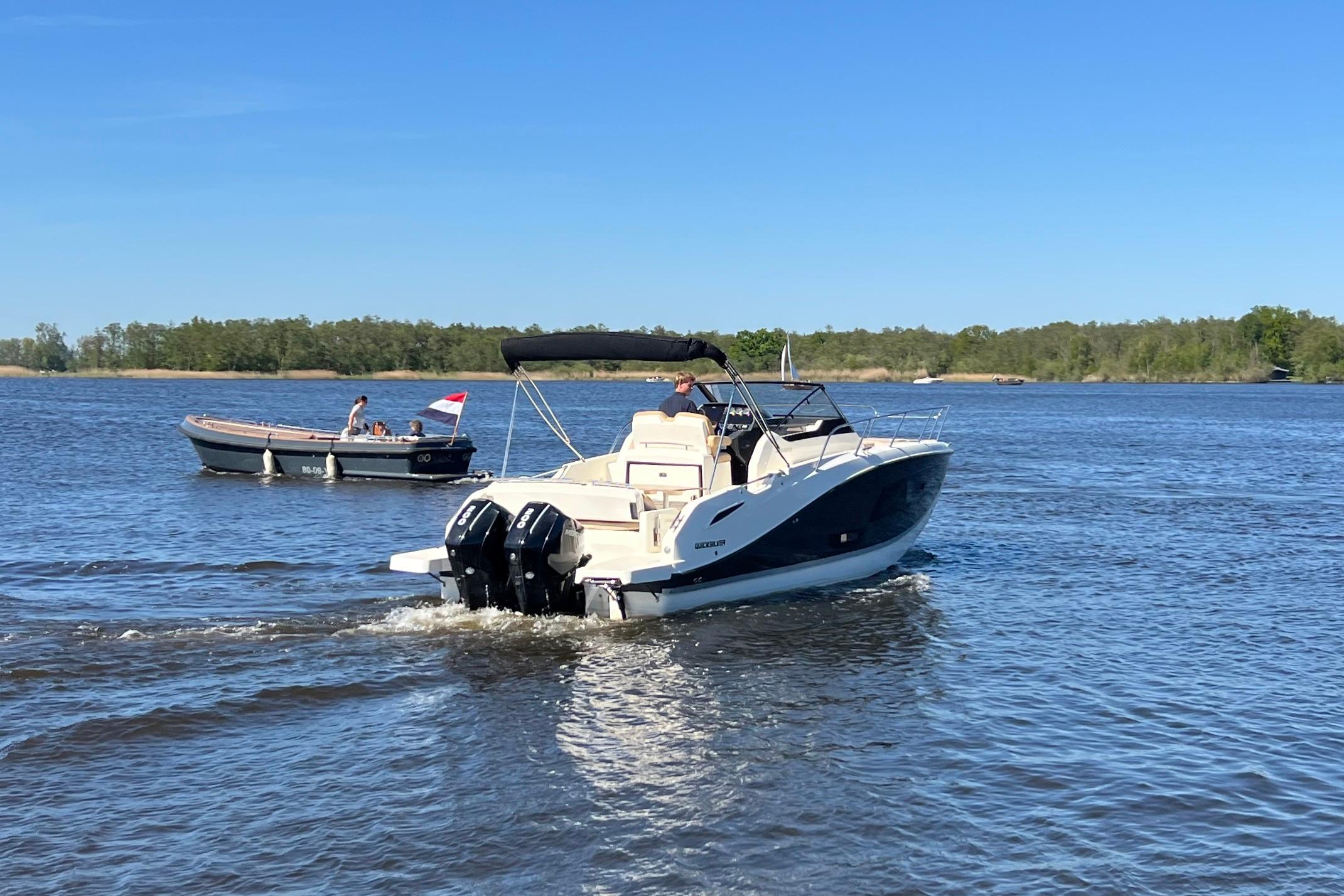 Quicksilver Activ 875 Sundeck