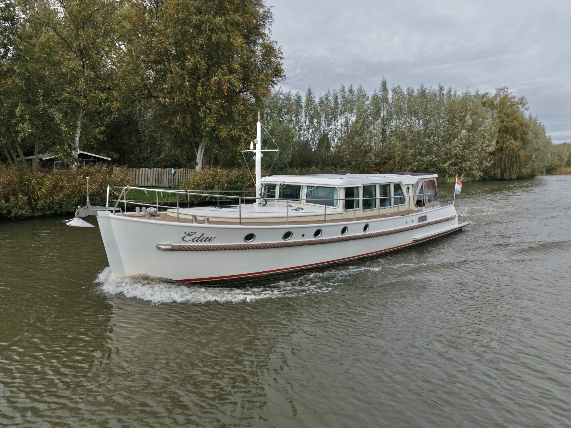 Serious Yachts Gently Low Bridge 45 Sedan