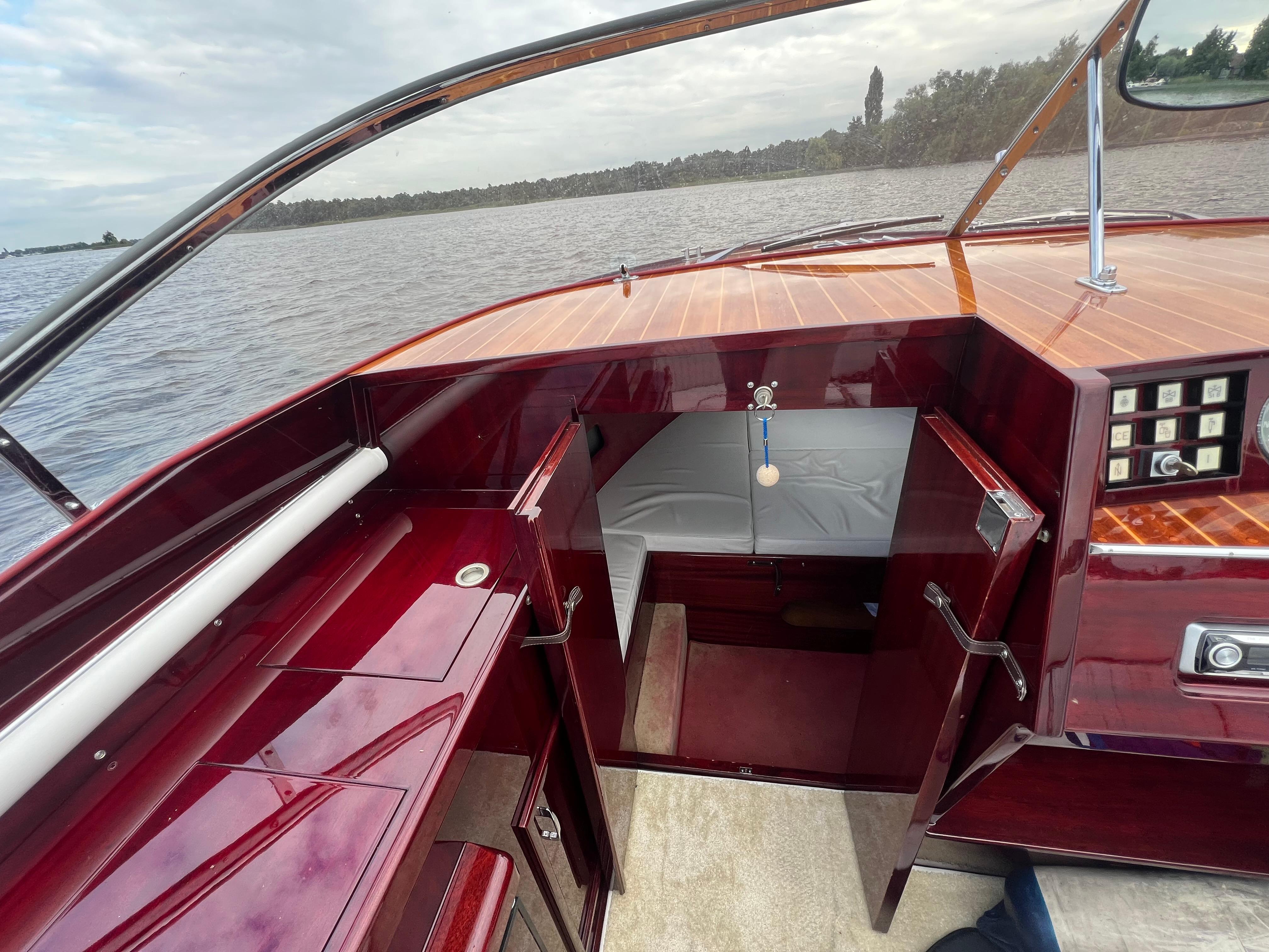 Boesch 850 Runabout Deluxe