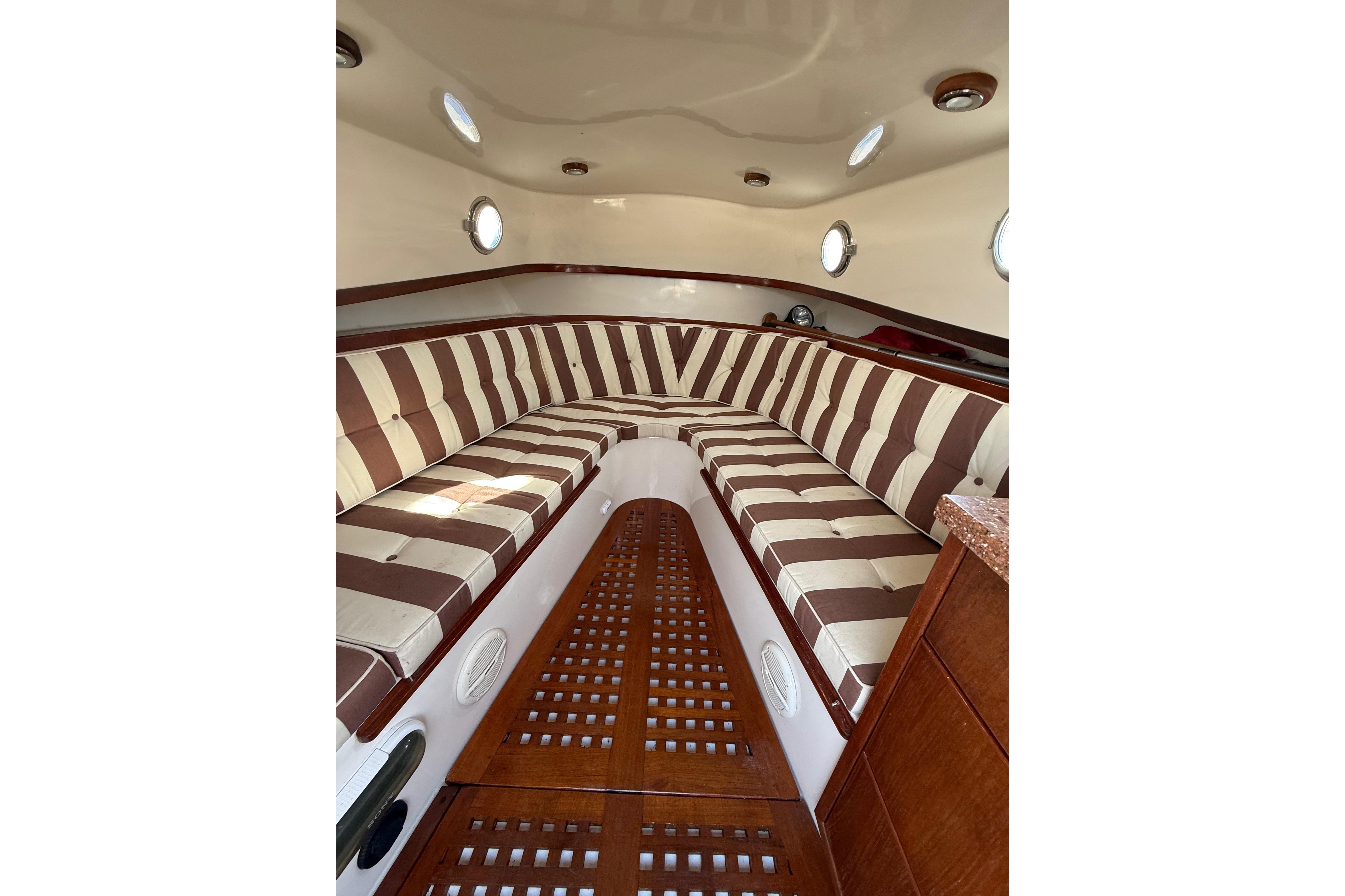 Jan Van Gent 10.35 Cabin