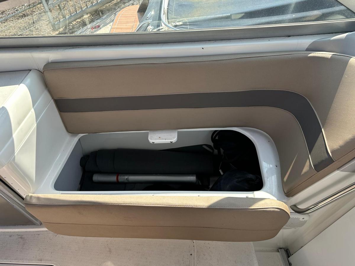 Formula F-280 SS Cuddy cabin