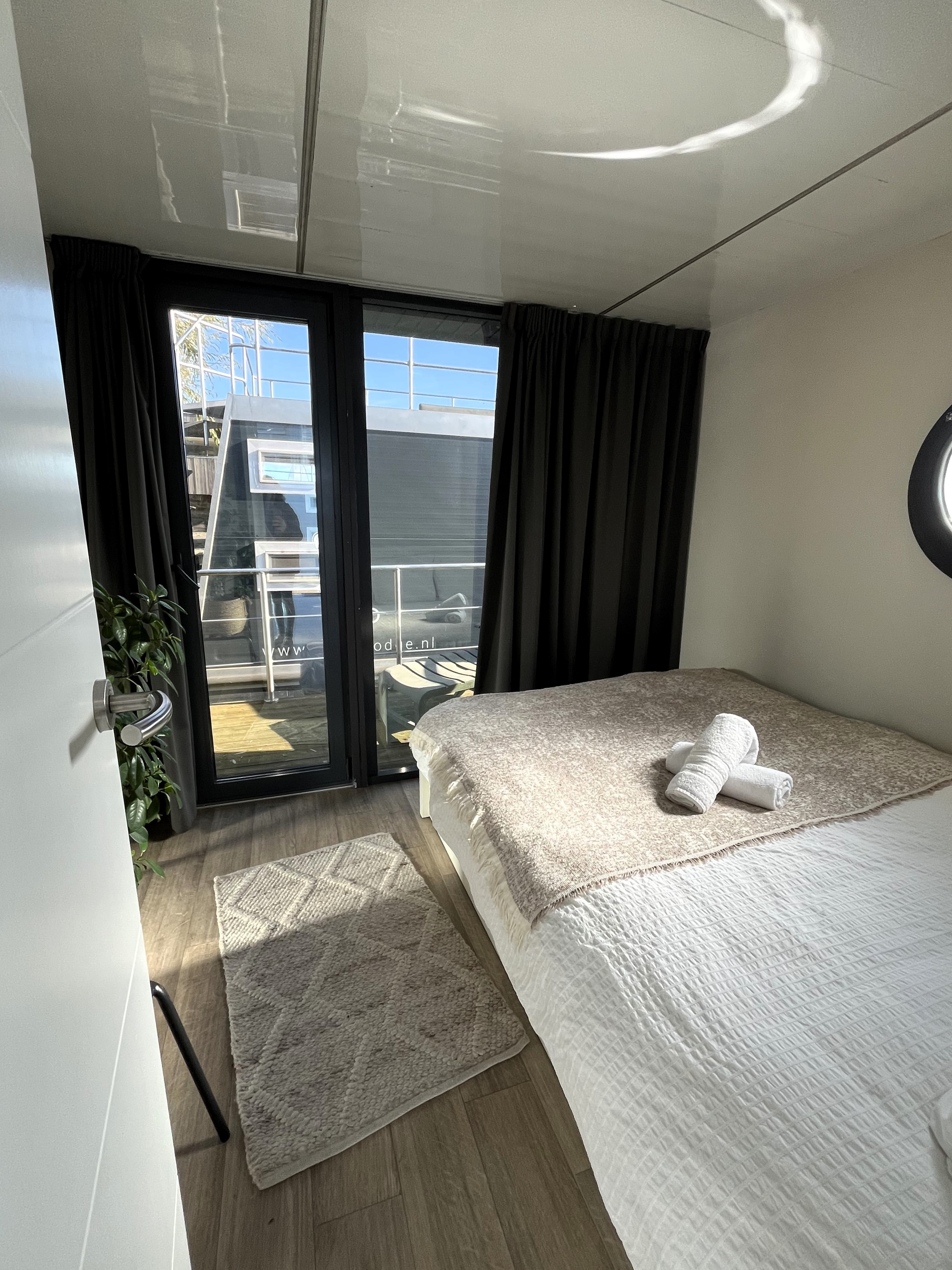 La Mare Apartboat (houseboat)