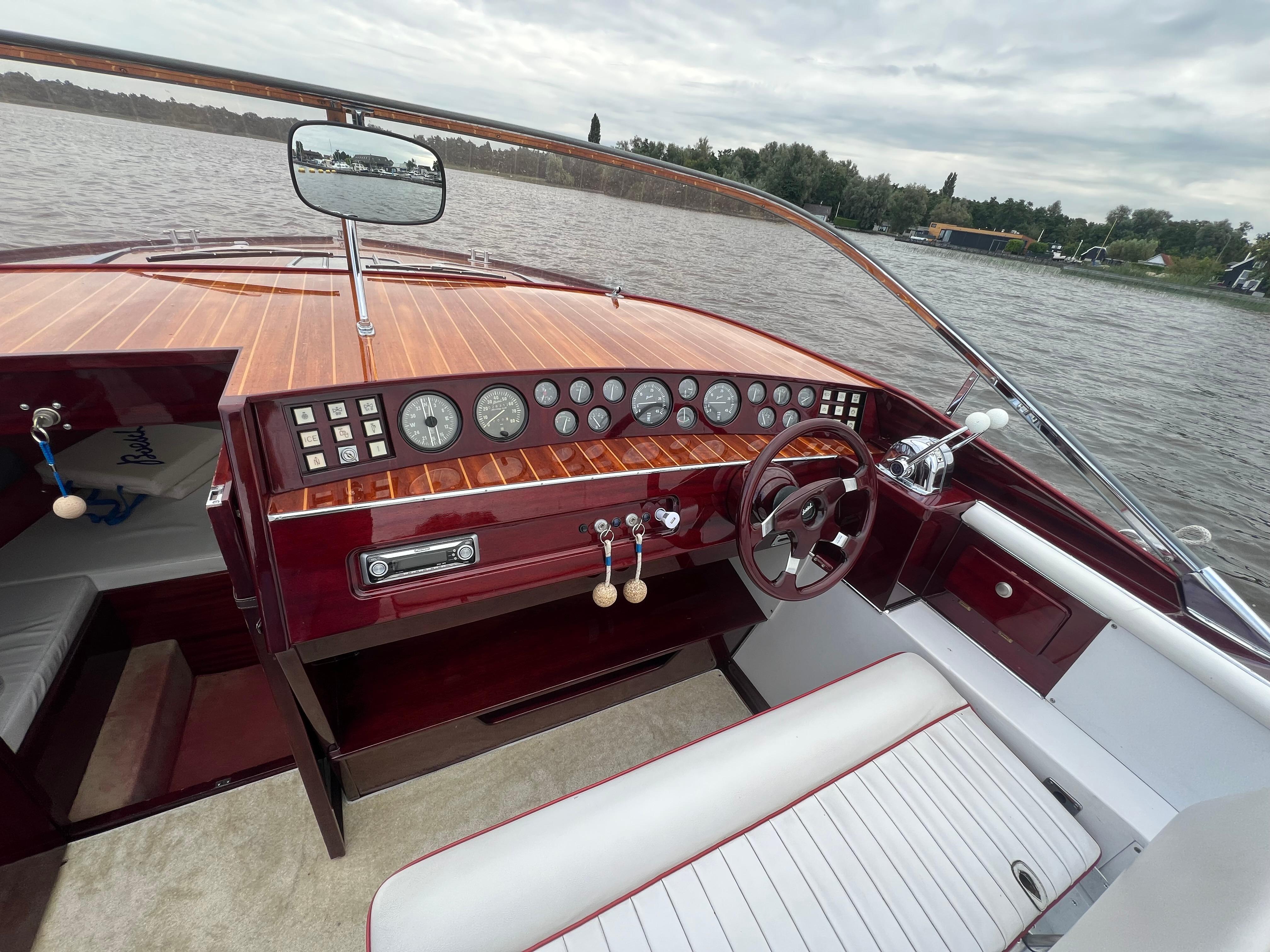 Boesch 850 Runabout Deluxe