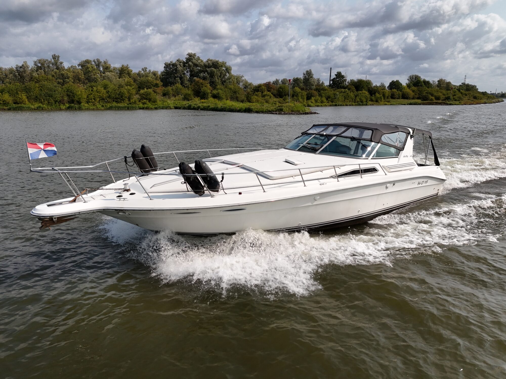 Sea Ray 400 Express Cruiser