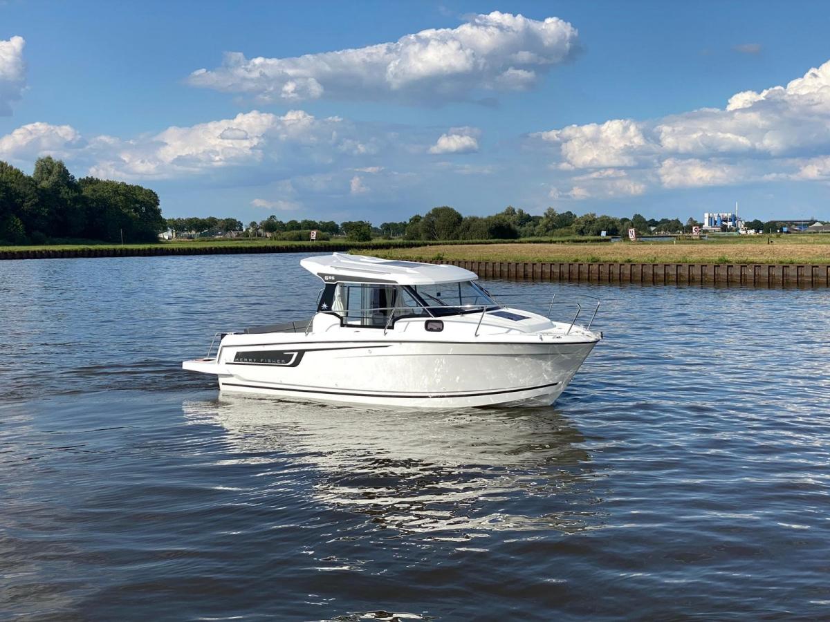 Jeanneau Merry Fisher 695 Serie 2. Deze prachtige boot is aanwezig op de Suzuki stand van hiswa te water 2026.