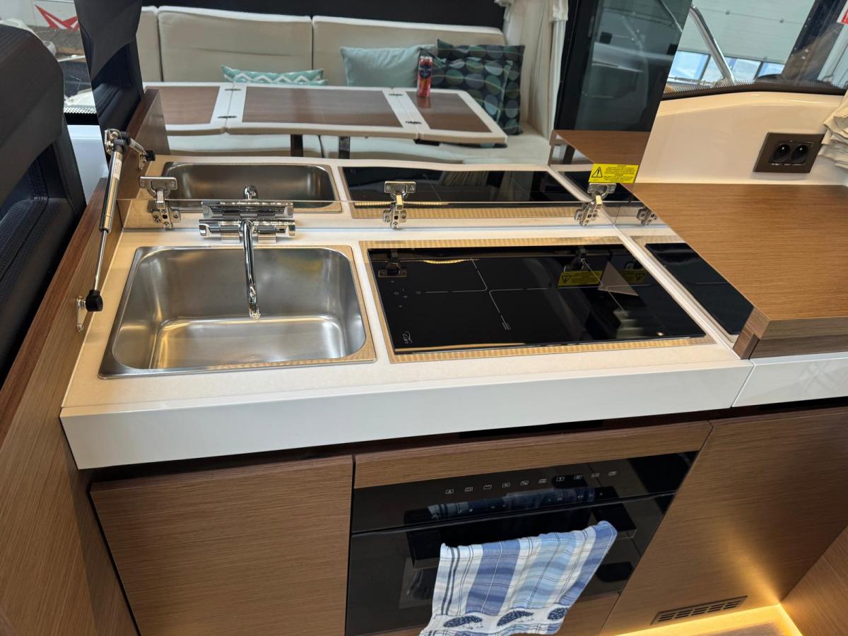 JEANNEAU NC37 met slechts 87 uur!