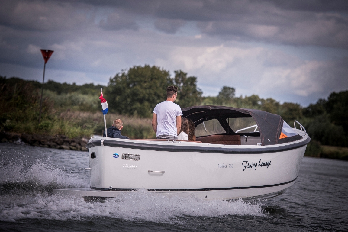 Maxima Boats 750 Flying Lounge
