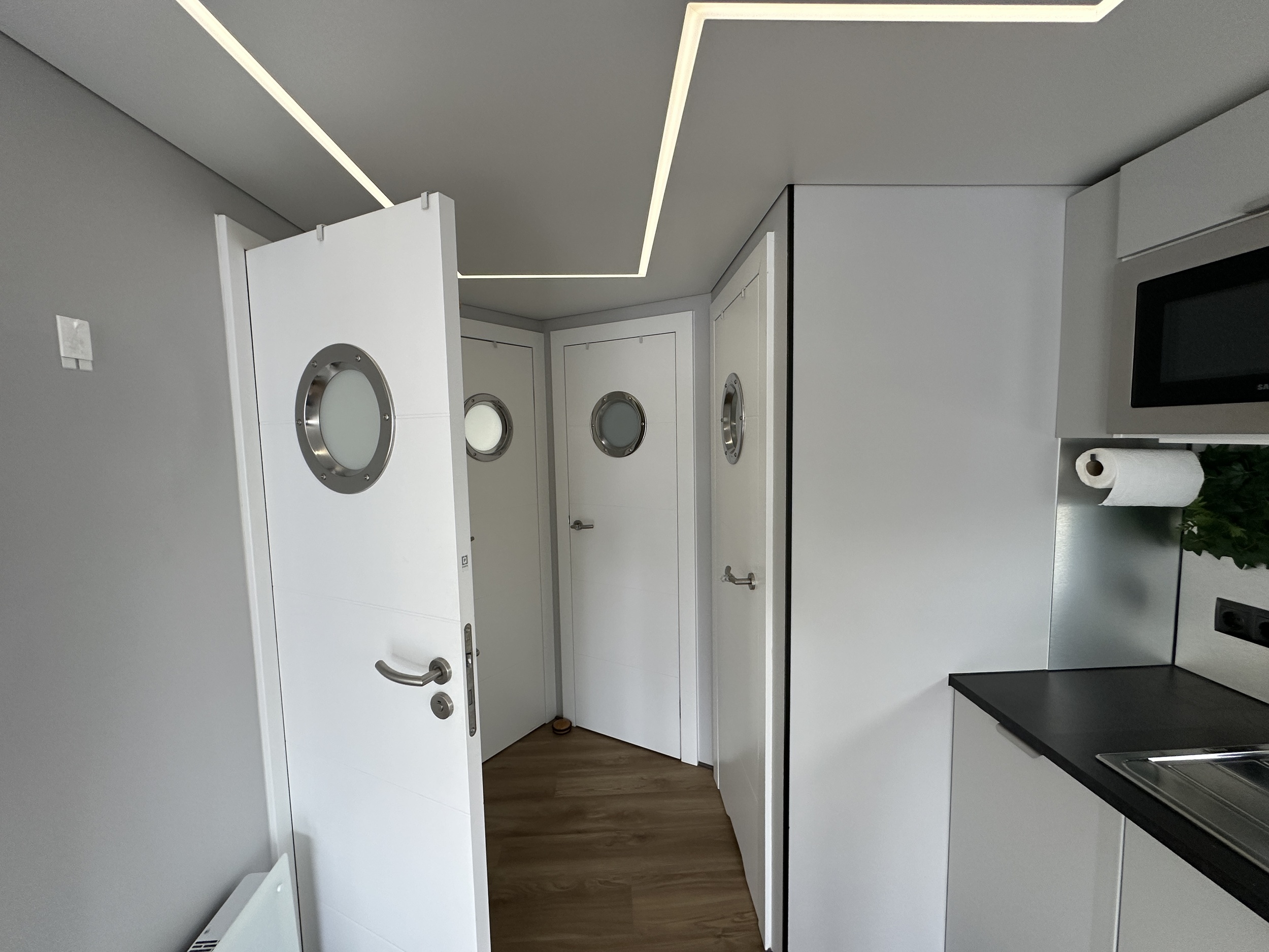 La Mare Houseboat Modern 12