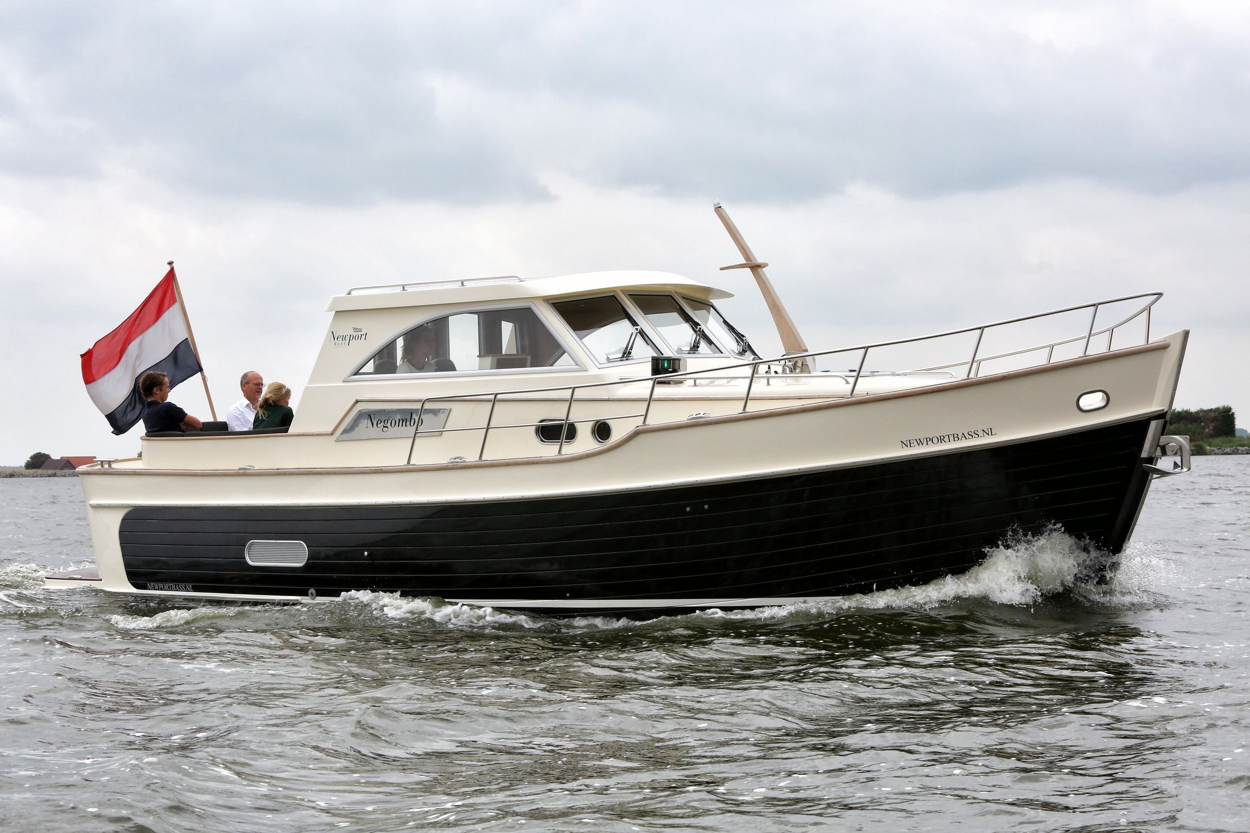 Menken Newport Bass