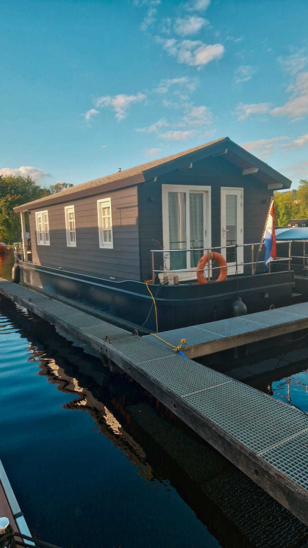 HOMESHIP Houseboat In AMSTERDAM -ZUID VaarChalet 1250D Luxe Goed Varende Houseboat