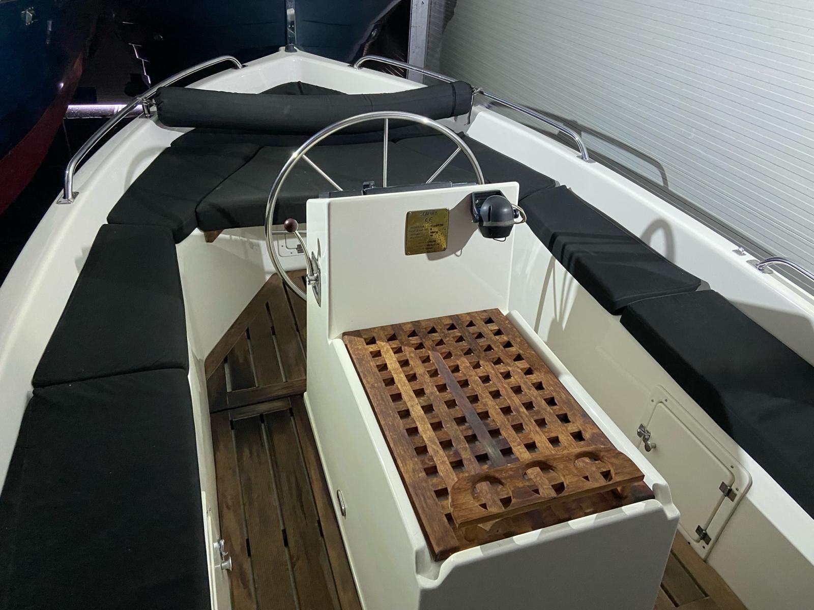 Seafury 700