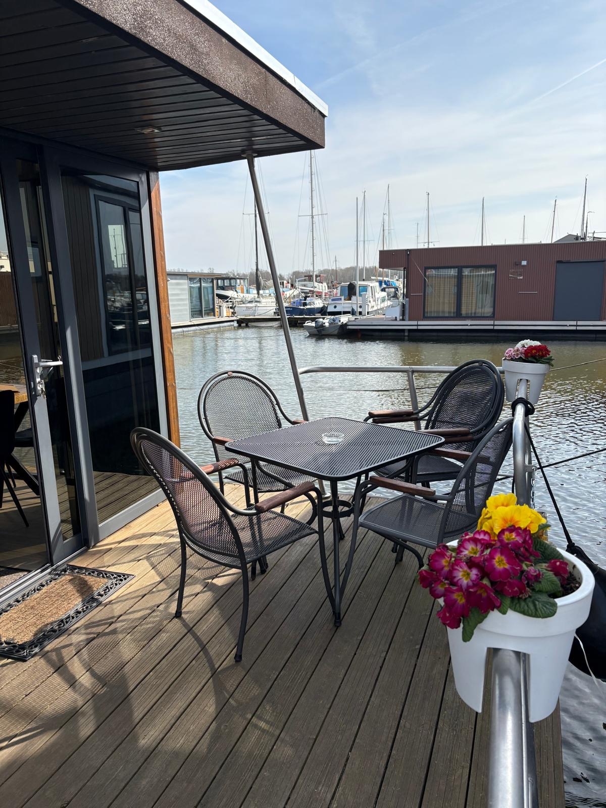 La Mare Apartboat (houseboat)