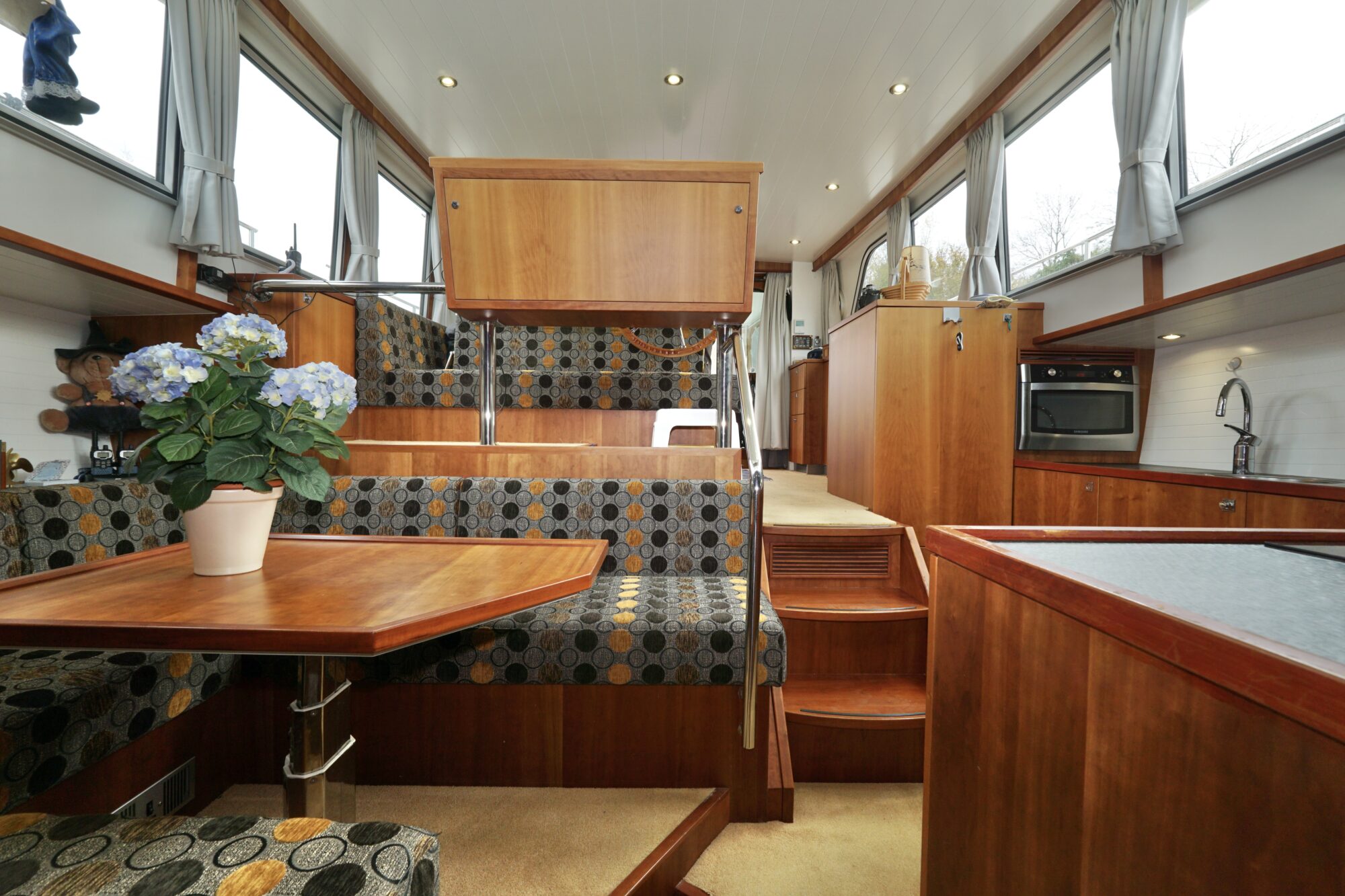 Serious Yachts Gently Low Bridge 45 Sedan