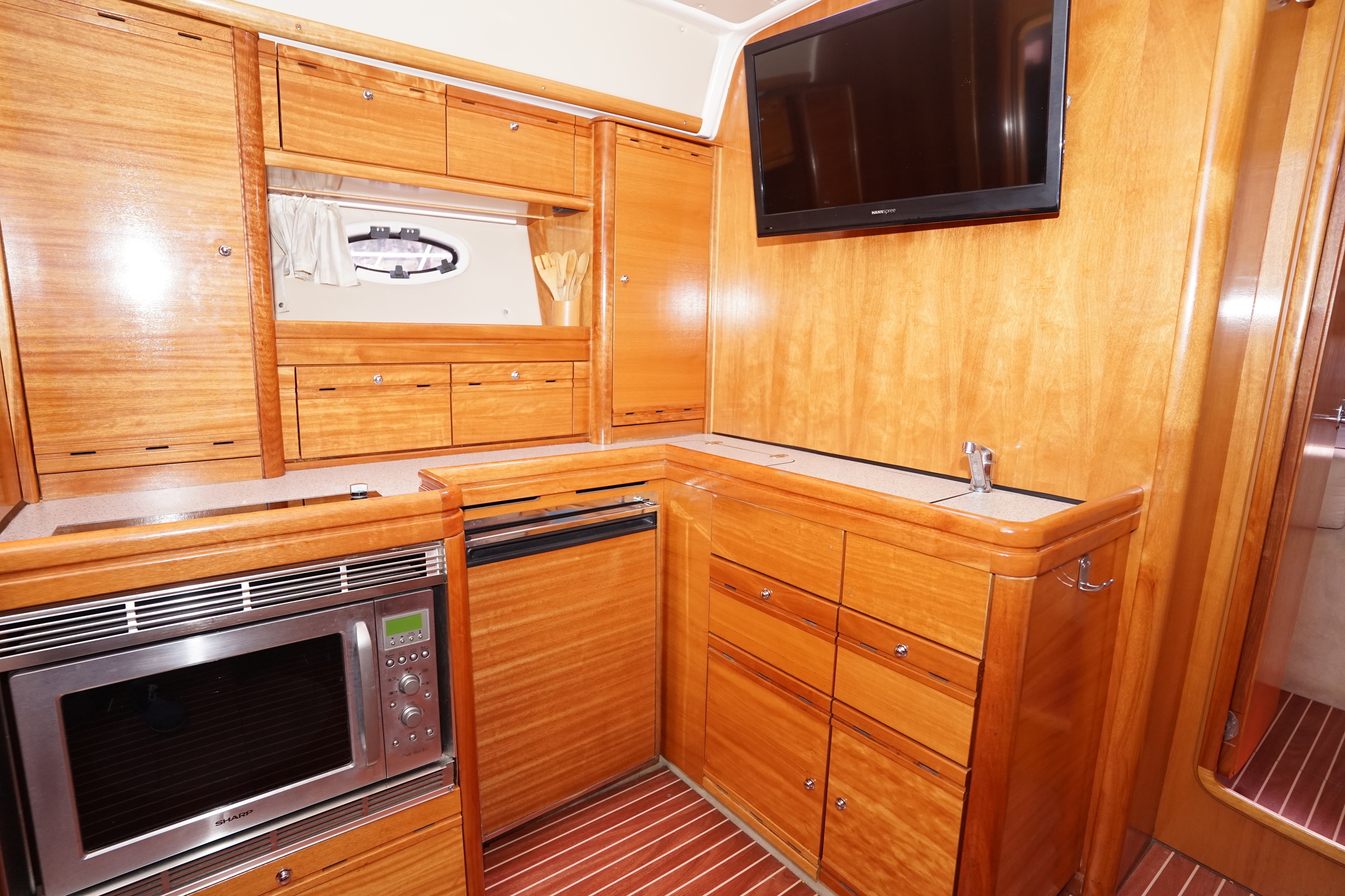 Bavaria 42 HT Sport IPS-500 - hydraulic platform