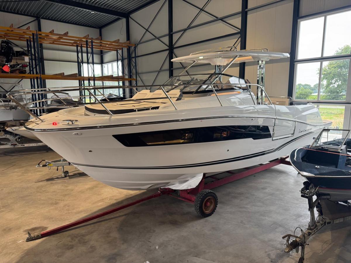 Jeanneau Cap Camarat 10.5 WA S2 op voorraad. Dit schip is aanwezig op de yamaha stand van hiswa te water 2026.