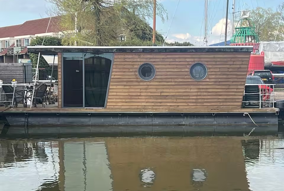 La Mare Apartboat (houseboat)