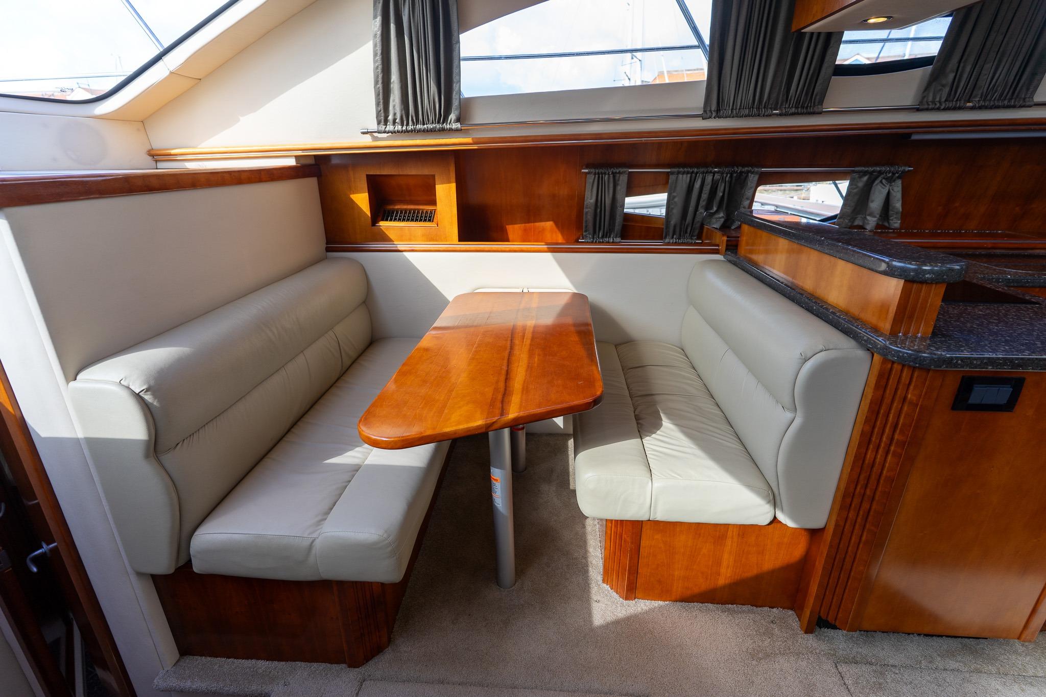 Cruisers Yachts 415 Express Motoryacht